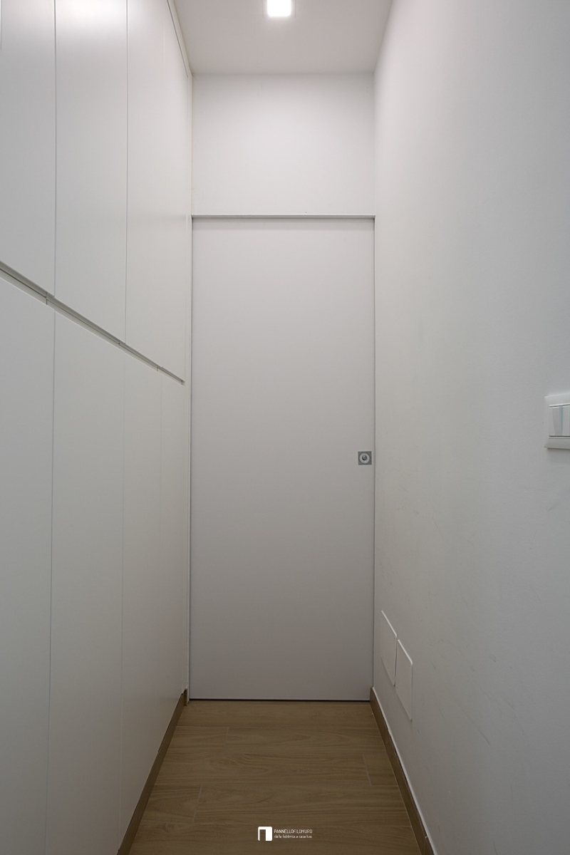 Porte coulissante affleurante standard dans le couloir